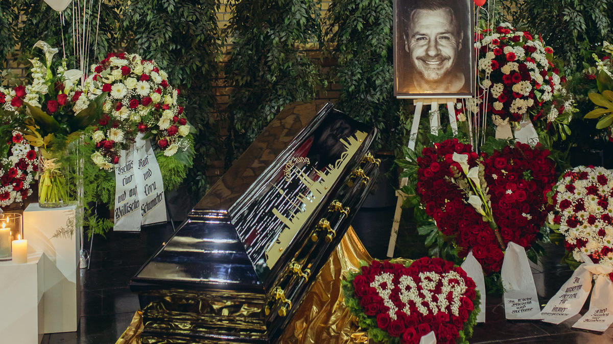 Blick in die Trauerhalle mit Blumen und dem Sarg von Willi Herren auf dem Melatenfriedhof am Tag der Trauerfeier. Der Schauspieler und Sänger Willi Herren war am 20. April verstorben. Foto: Sandra Birk