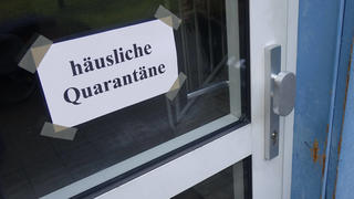 Haustür und häusliche Quarantäne Haustür und häusliche Quarantäne, 12.03.2020, Borkwalde, Brandenburg, An einer Haustür steht der Schriftzug häusliche Quarantäne. *** Front door and domestic quarantine Front door and domestic quarantine, 12 03 2020, Borkwalde, Brandenburg, Germany, On a front door is the inscription domestic quarantine