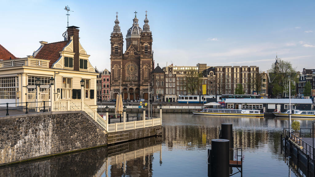 Netherlands, North Holland, Amsterdam, City canal with Basilica of Saint Nicholas in background TAMF02638