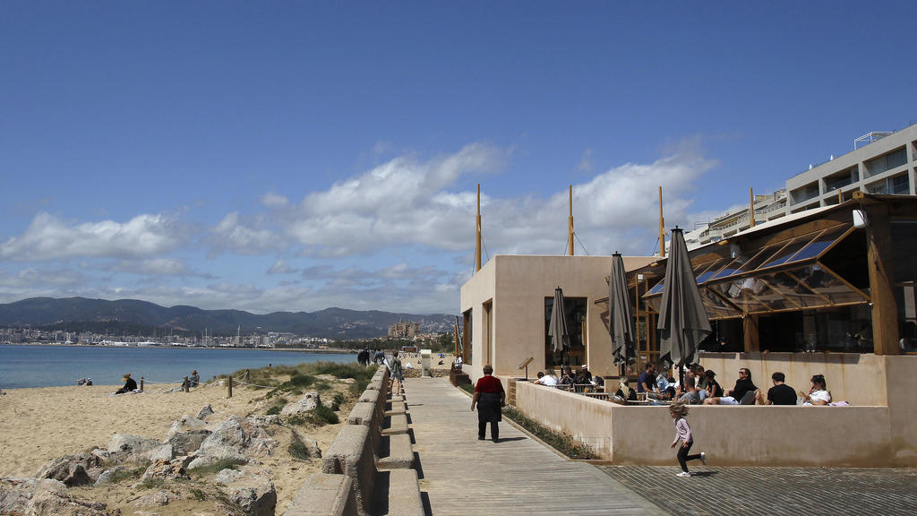 Several people on the terrace of a bar, on April 11, 2021, in Mallorca, Balearic Islands Spain. This Sunday has begun the extension of the closure of the interior of bars and restaurants in Mallorca. The measure has been extended just when the restr