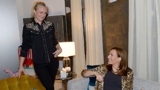 Katrin (Ulrike Frank, r.) ist froh, dass sie mit Maren (Eva Mona Rodekirchen) über ihre Beziehungsprobleme sprechen kann.Die Verwendung des sendungsbezogenen Materials ist nur mit dem Hinweis und Verlinkung auf TVNOW gestattet.