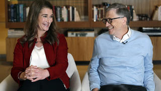 ARCHIV - 31.01.2019, USA, Kirkland: Bill und Melinda Gates lächeln sich während eines Interviews an. Der Microsoft-Gründer Bill Gates und seine Frau Melinda lassen sich nach 27 Ehejahren scheiden. Foto: Elaine Thompson/AP/dpa +++ dpa-Bildfunk +++