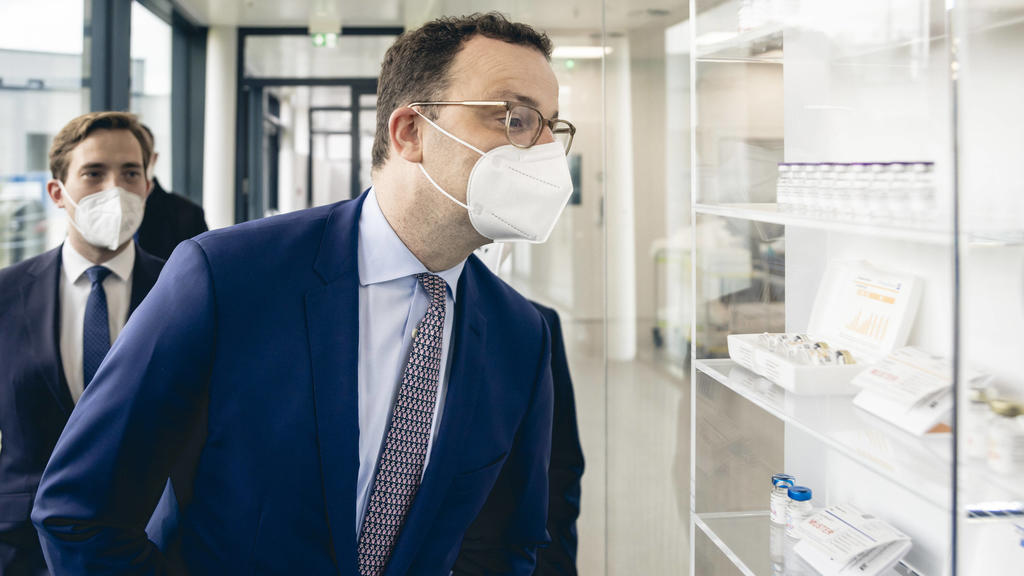 Bundesgesundheitsminister Jens Spahn CDU bei der Eroeffnung einer Produktionsstaette fuer Corona Impfstoffe Comirnaty, INN-COVID-19 mRNA Vaccine, der Firma Allergopharma. Hamburg, 30.04.2021. Hamburg Germany *** Federal Minister of Health Jens Spahn