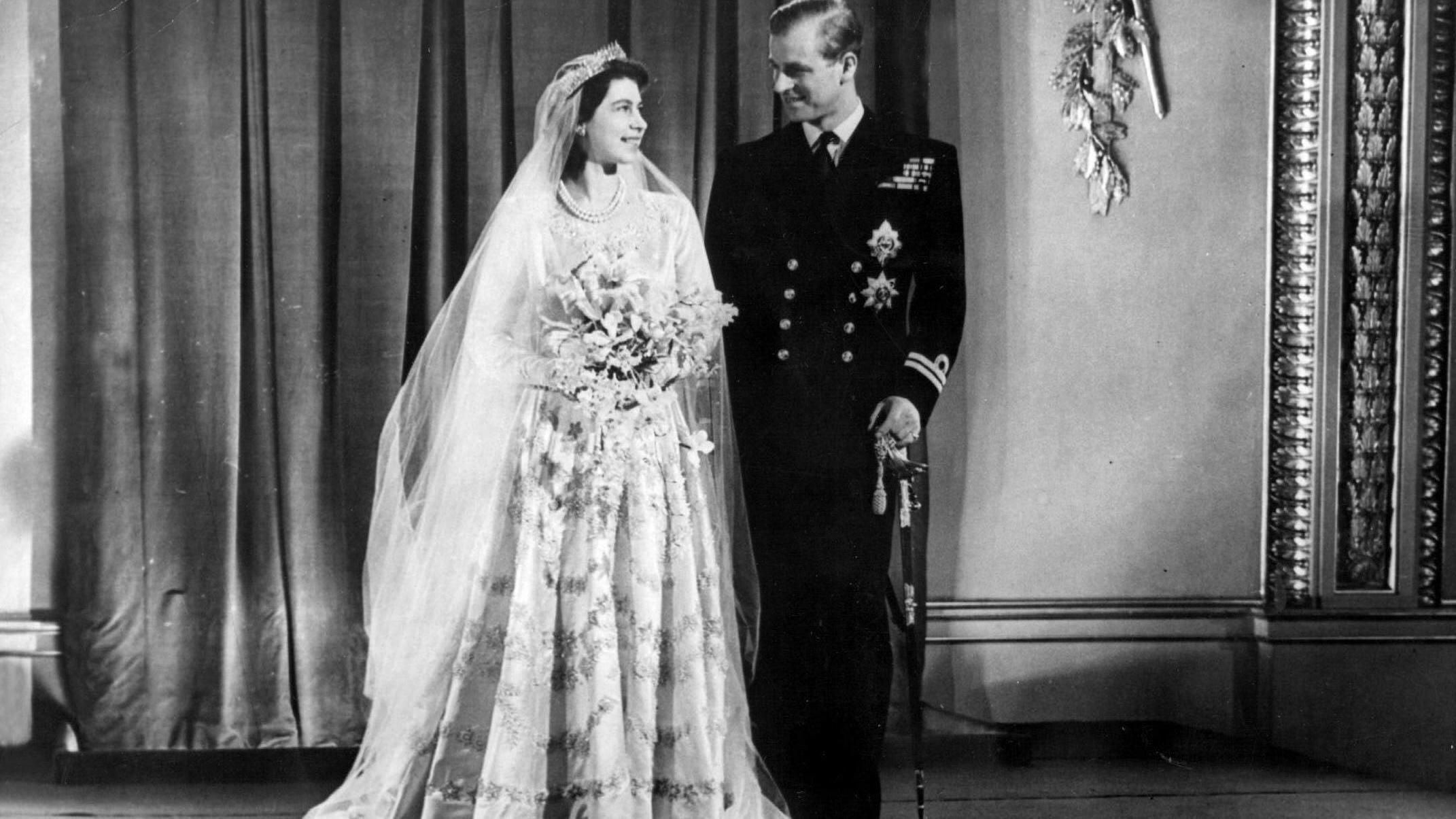 Prinzessin Elizabeth und Philip Mountbatten schauen sich bei ihrer Hochzeit am 20. November 1947 verliebt an.