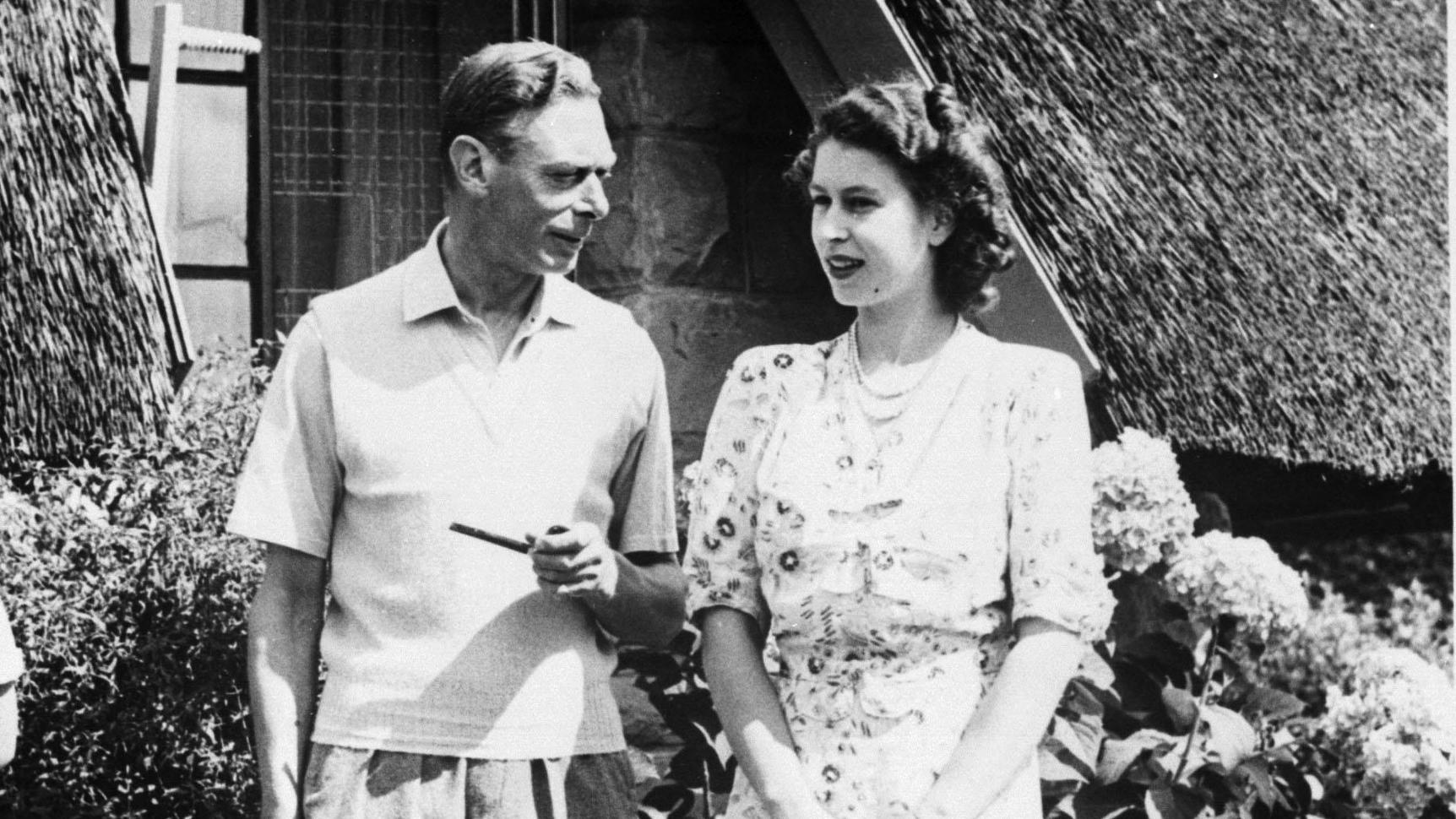 Prinzessin Elizabeth 1947 mit ihrem Vater, König George VI.