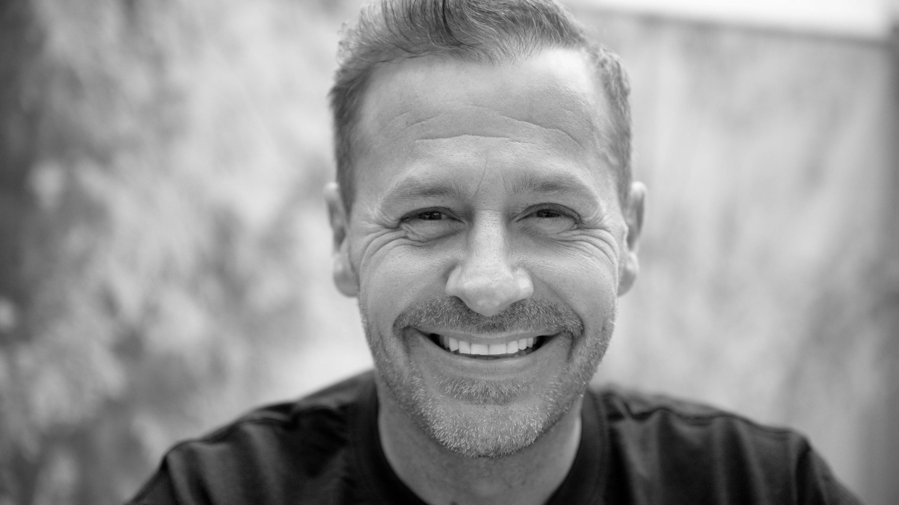 ARCHIV - 16.04.2021, Nordrhein-Westfalen, Frechen: Schauspieler und Reality-Star Willi Herren schaut bei der Eröffnung von "Willi Herren·s Rievkooche Bud" in die Kamera. Der Schauspieler und Schlagersänger Willi Herren (45, «Lindenstraße») ist tot. F