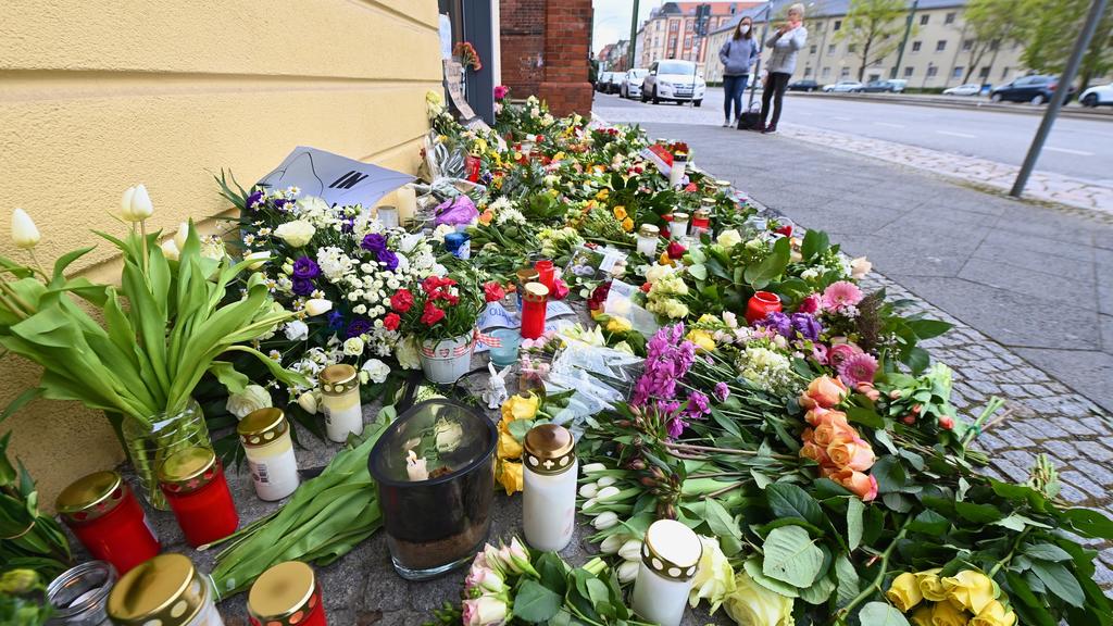 Potsdam: Blumen, Kerzen und Plakate liegen vor dem Eingang zur Einrichtung des diakonischen Anbieters Oberlinhaus. In der Einrichtung mit einem Wohnheim waren am 28.04.2021 vier Leichen und eine schwer verletzte Person gefunden worden