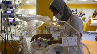05.05.2021, Marokko, Casablanca: Eine Krankenschwester kümmert sich an einem Inkubator auf der Entbindungsstation der Privatklinik von Ain Borja um eines der neun Kinder, die eine Frau aus Mali Behördenangaben zufolge per Kaiserschnitt zur Welt gebracht hat. Foto: Abdeljalil Bounhar/AP/dpa +++ dpa-Bildfunk +++