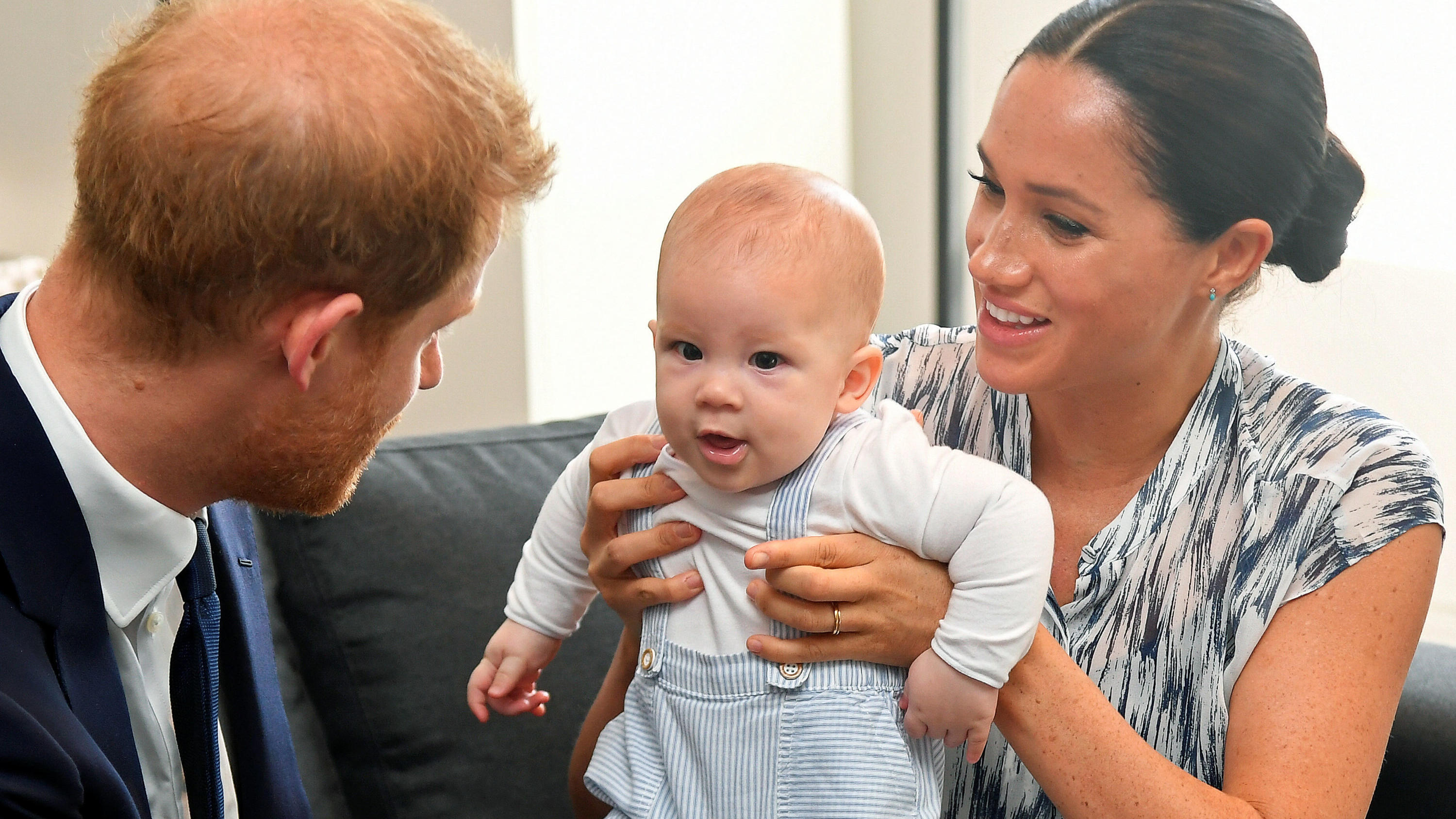 Der britische Prinz Harry (l), Herzog von Sussex, und seine Frau Meghan, Herzogin von Sussex, mit Sohn Archie während eines Besuchs in Südafrika 2019.
