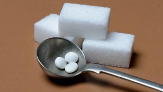 Lange Zeit galten künstlich gesüßte Getränke im Vergleich zu zuckerhaltigen als gesünder. Eine Studie räumt nun mit dem Mythos auf.