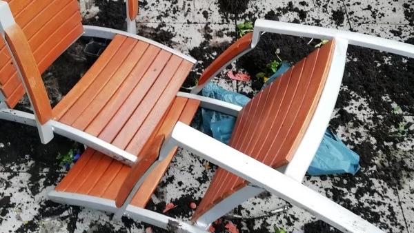 Auch die Stühle auf der Terrasse überlebten den Überraschungsbesuch nicht.