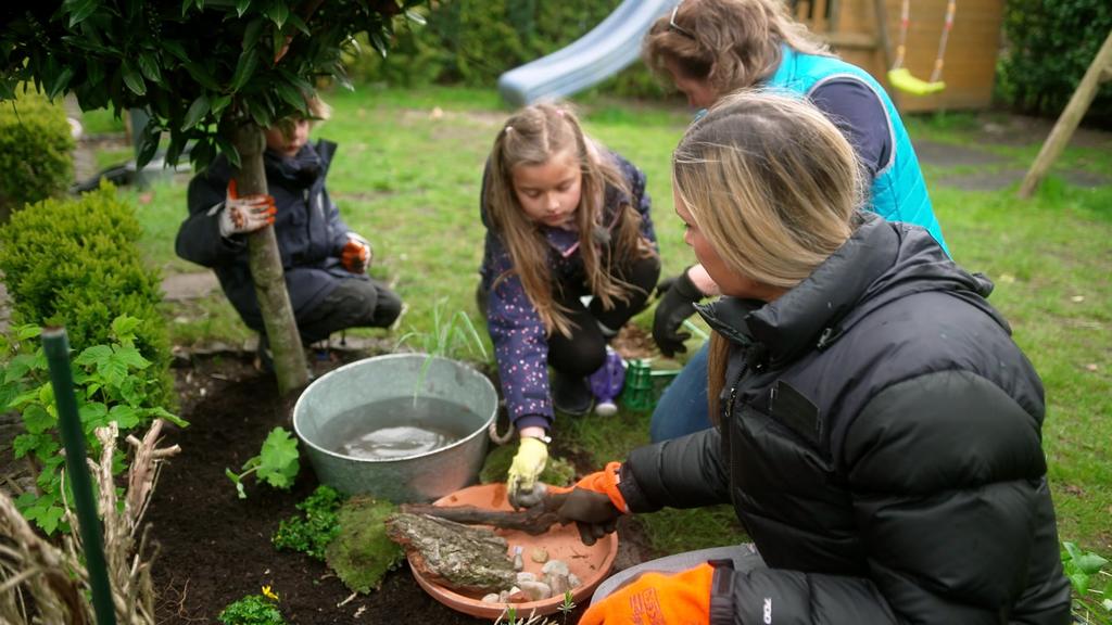Kim Friedrichs mit der Familie und Gartenexpertin Anke Kälin im Garten