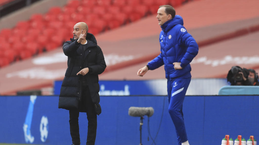 17.04.2021, Großbritannien, London: Fußball: FA-Cup England, FC Chelsea - Manchester City, Halbfinale: Pep Guardiola (l), Trainer von Manchester City, und Thomas Tuchel, Trainer von FC Chelsea, rufen Spieleranweisungen von der Seitenlinie. Foto: Adam