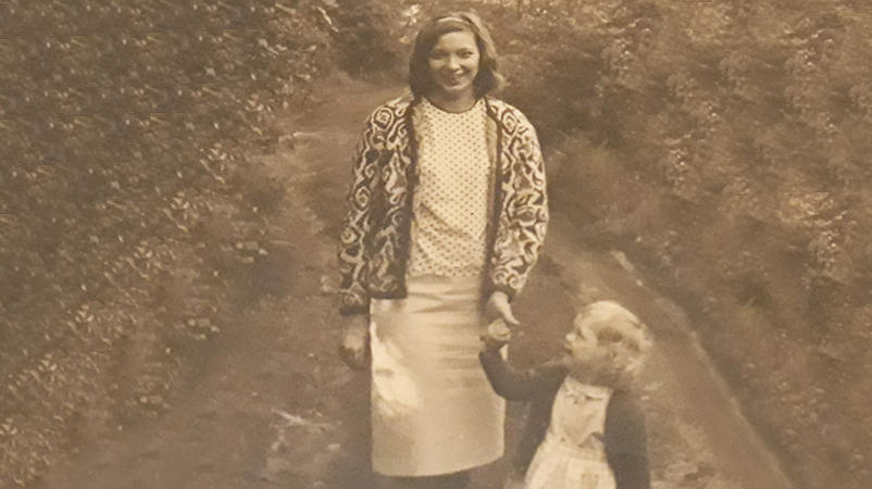 Sonja und ihre Mutter in jungen Jahren.