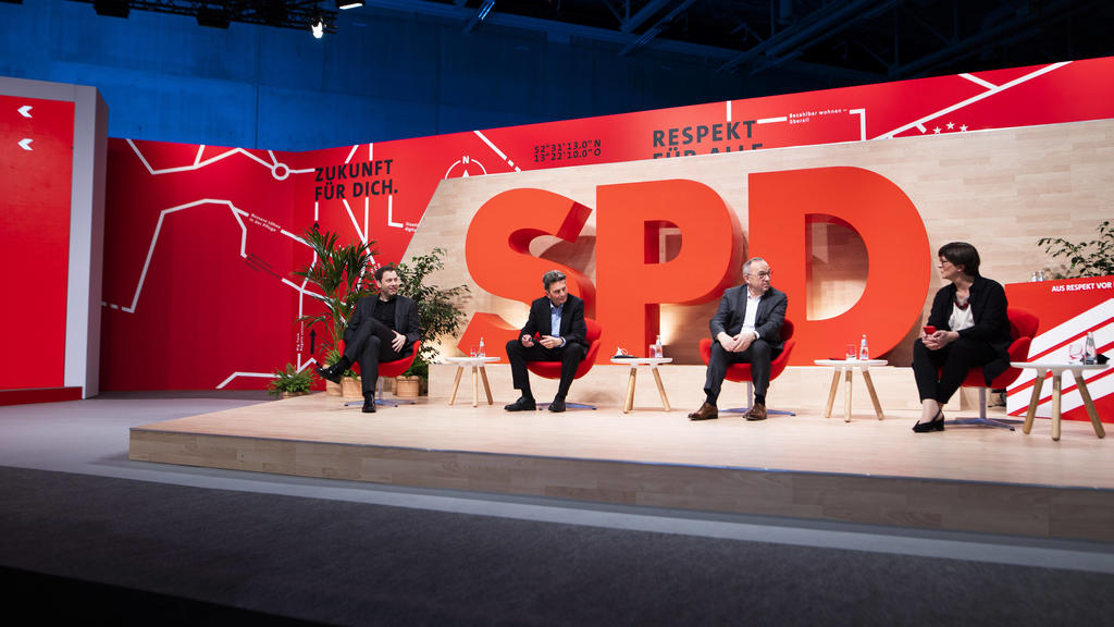 L-R Lars Klingbeil, Generalsekretaer der SPD, Rolf Muetzenich, SPD Fraktionsvorsitzender, Norbert Walter-Borjans, Bundesvorsitzender der SPD, und Saskia Esken, Bundesvorsitzender der SPD, aufgenommen um Rahmen des digitalen Bundesparteitages der SPD
