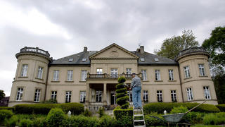 Ein Gärtner stutzt einen Busch vor dem Landschulheim Schloss Buldern in Buldern/Münsterland (Aufnahme vom 25.05.2004). Schulinternate boomen in Deutschland, nicht erst seit Bildungsexperten über Lehrermangel, überfüllte Klassenräume und schlechte Lernbedingungen diskutieren. Foto: Rolf Vennenbernd dpa/lnw (zu dpa-Reportage: "Disziplin und ein Hauch von 'Hanni und Nanni': Internate boomen" vom 11.03.2005) +++(c) dpa - Report+++ | Verwendung weltweit