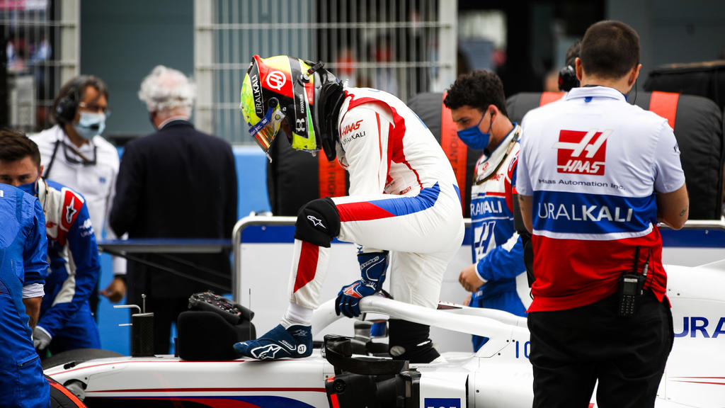 Formula 1 2021: Spanish GP CIRCUIT DE BARCELONA-CATALUNYA, SPAIN - MAY 09: Mick Schumacher, Haas F1, on the grid during the Spanish GP at Circuit de Barcelona-Catalunya on Sunday May 09, 2021 in Barcelona, Spain. Photo by Zak Mauger / LAT Images Ima