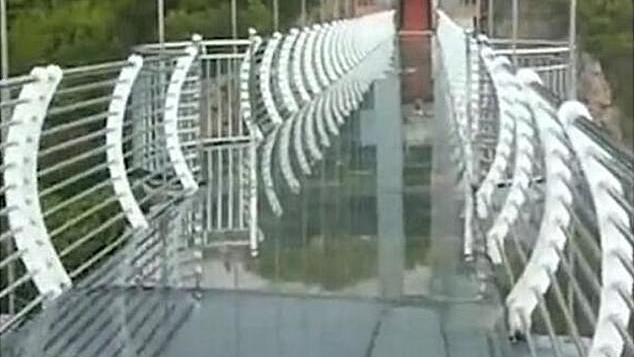 So sieht die Brücke eigentlich aus: Die Glasplatten lassen die Touristen 100 Meter in die Tiefen blicken.