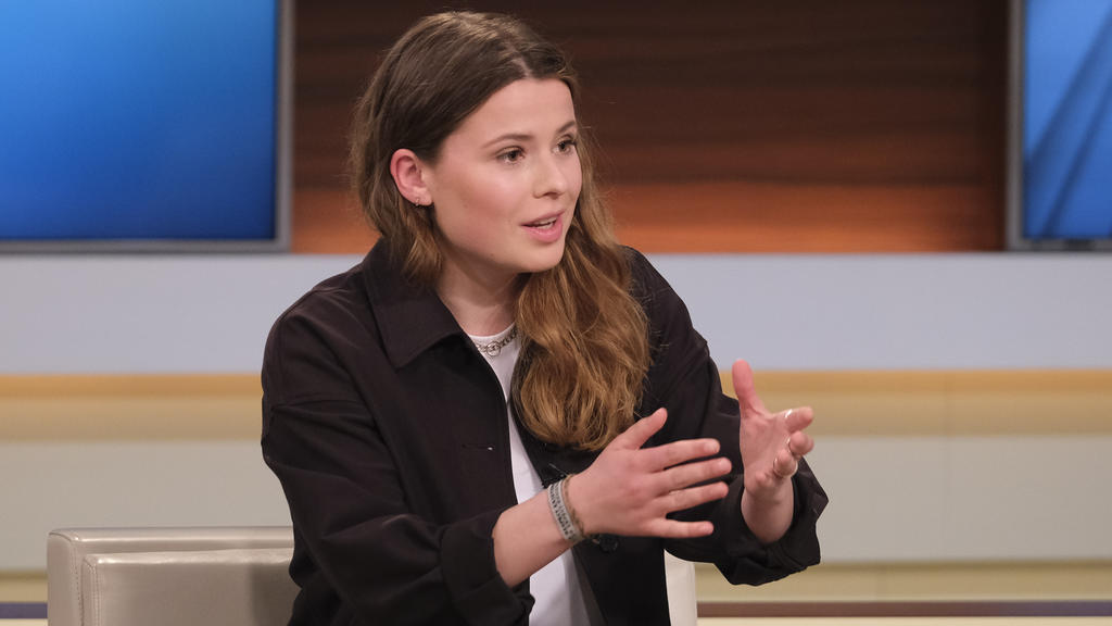 Klimaaktivistin Luisa Neubauer redet in der Sendung Anne Will