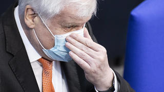  Horst Seehofer, Bundesinnenminister, aufgenommen im Rahmen einer Sitzung mit einer Regierungserklaerung im Deutschen Bundestag in Berlin, 25.03.2021. Bundeskanzlerin Merkel spricht in ihrer Regierungserklaerung ueber den Europaeischen Rat sowie zu den Beschluessen der Ministerpraesidentenkonferenz zur Bewaeltigung der Corona-Pandemie. Berlin Deutschland *** Horst Seehofer, Federal Minister of the Interior, recorded during a meeting with a government statement in the German Bundestag in Berlin, 25 03 2021 Chancellor Merkel speaks in her government statement about the European Council as well as about the decisions of the Conference of Ministers to deal with the Corona Pandemic Berlin Germany Copyright: xFlorianxGaertner/photothek.dex