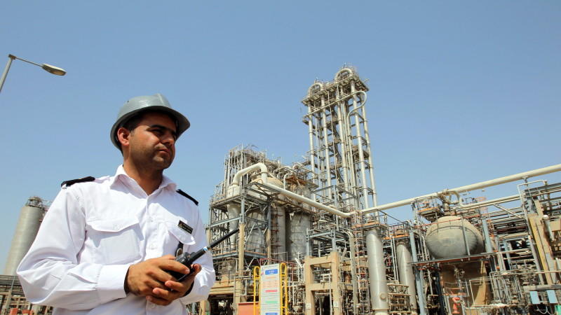 ARCHIV - Ein iranischer Wachmann vor dem petrochemischen Komplex Mahshahr in der Provinz Khuzestan im Südwesten des Iran, aufgenommen am 28.09.2011. Die Außenminister der EU-Staaten kommen am Montag 23.01.2012 in Brüssel zusammen, um ein Ölembargo ge