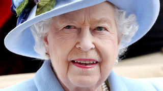 ARCHIV - 18.06.2019, Großbritannien, Ascot: Die britische Königin Elizabeth II. lächelt bei ihrer Ankunft mit einer Kutsche beim Pferderennen Royal Ascot. (zu dpa "Queen zu 100 Jahren Nordirland: Versöhnung nicht selbstverständlich") Foto: Jonathan Brady/PA Wire/dpa - ACHTUNG: Nur zur redaktionellen Verwendung +++ dpa-Bildfunk +++
