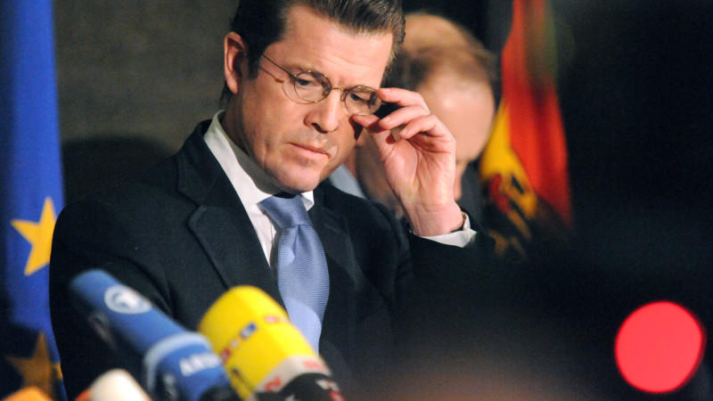 Der damalige Verteidigungsminister Karl Theodor zu Guttenberg (CSU) richtet sich am 18.02.2011 in Berlin im Bundesverteidigunsministerium während eines Pressestatements die Brille. 