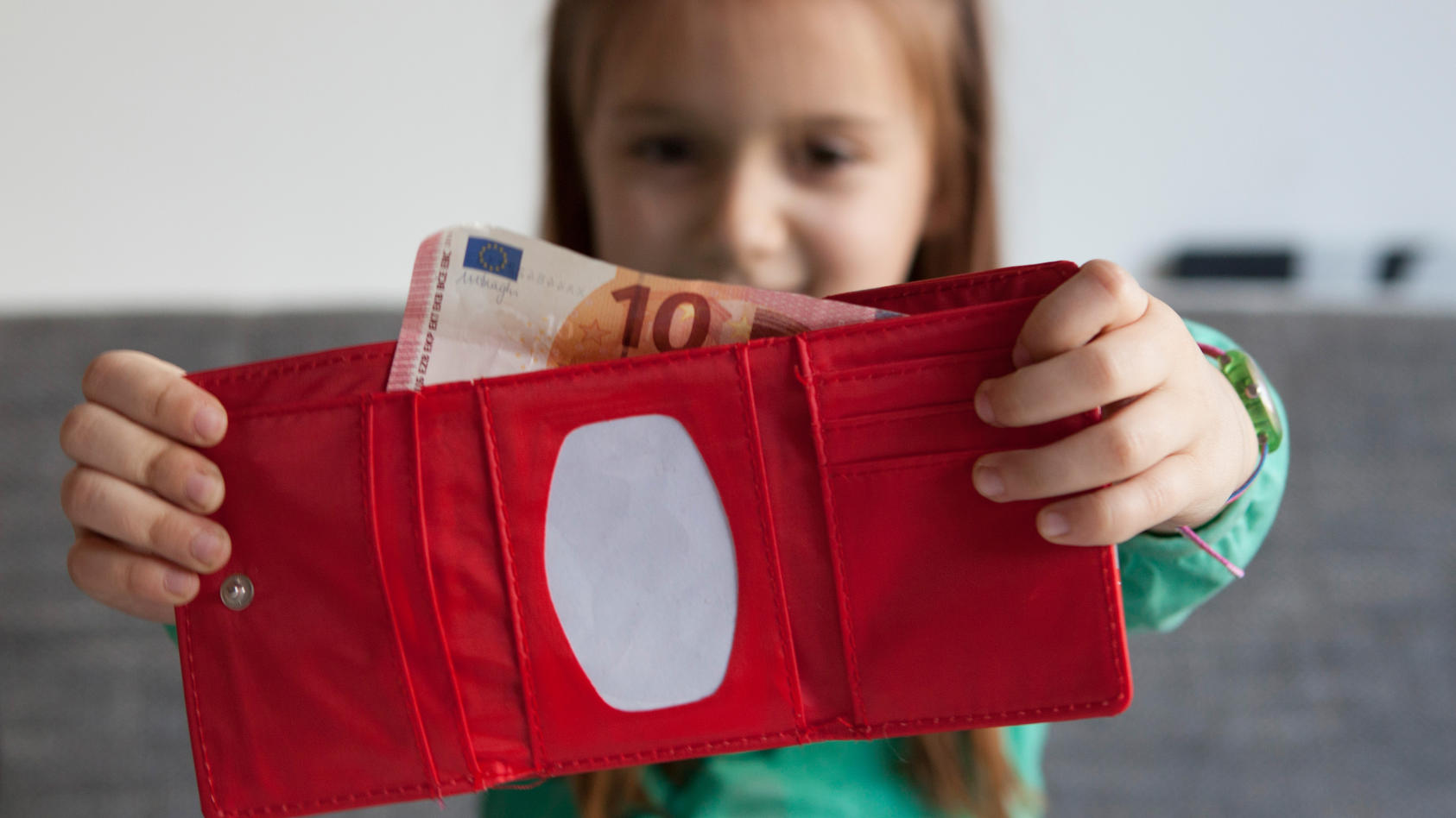 Taschengeld für Kinder Ab wann und wie viel? RTLFinanzexpertin gibt