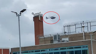 Im "Hummel"-Hubschrauber der NRW-Landespolizei trifft Thomas Drach in der JVA Köln ein