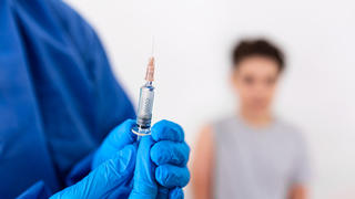 Spritze mit Impfstoff gegen Covid-19