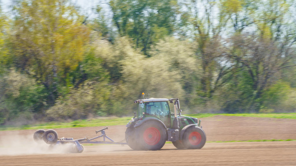 23.04.2021, Hessen, Groß-Zimmern: Die Anbaufläche des Betriebes «Petra Fritsch Landwirtschaft» wird nach der Sojaeinsaat nachverdichtet. Der landwirtschaftliche Betreib baut genfreies Soja an. (zu dpa: «Soja-Anbau in Hessen stark zugenommen - Batteri