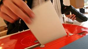 Eine Wählerin wirft am Sonntag (27.09.2009) in einem Wahllokal in Hamburg ihren Stimmzettel für die Bundestagswahl in die Wahlurne. Bei der Wahl zum 17. Deutschen Bundestag sind nach einer Schätzung des Statistischen Bundesamtes rund 62,2 Millionen D