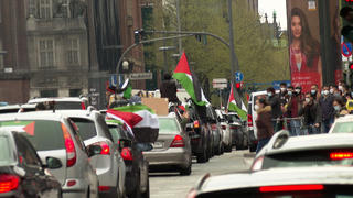 12.05.2021, Hamburg: Das Videostandbild zeigt einen Autokorso von Unterstützern eines freien Palästinas. Nach Angaben der Polizei versammelten sich etwa 200 Menschen im Stadtteil St-Georg, außerdem zählte sie rund 150 Autos. (Bestmögliche Qualität) Foto: Steven Hutchings/TNN/dpa +++ dpa-Bildfunk +++