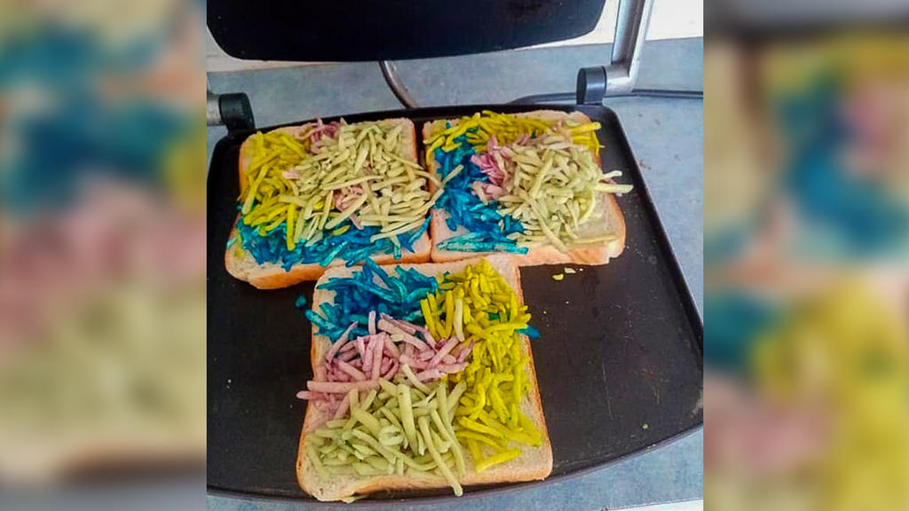Eine Mutter hat den Käse gefärbt. So entsteht das Regenbogentoast im Sandwichmaker.