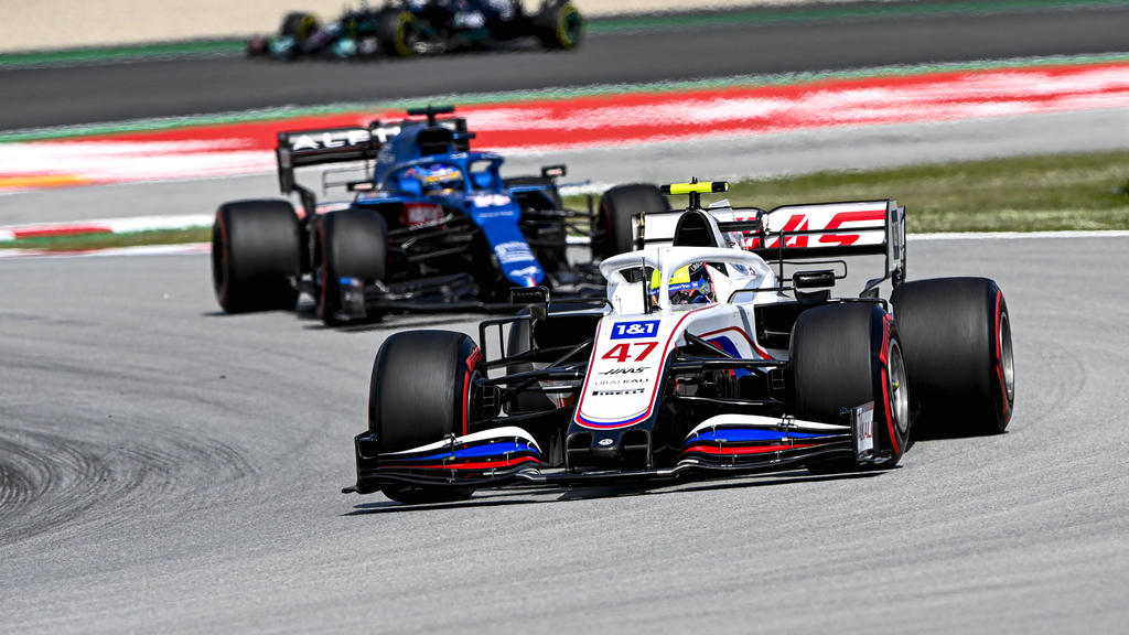 Formula 1 2021: Spanish GP CIRCUIT DE BARCELONA-CATALUNYA, SPAIN - MAY 07: Mick Schumacher, Haas VF-21, leads Fernando Alonso, Alpine A521 during the Spanish GP at Circuit de Barcelona-Catalunya on Friday May 07, 2021 in Barcelona, Spain. Photo by Ma