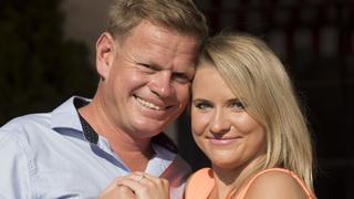 Oliwia (28, Übersetzerin) mit Ring und Farmer Jörn (38) aus NamibiaVerwendung der Bilder für Online-Medien ausschließlich mit folgender Verlinkung: "Alle Infos zu "Bauer sucht Frau" im Special bei RTL.de: https:// www.rtl.de/cms/sendungen/bauer-sucht-frau.html