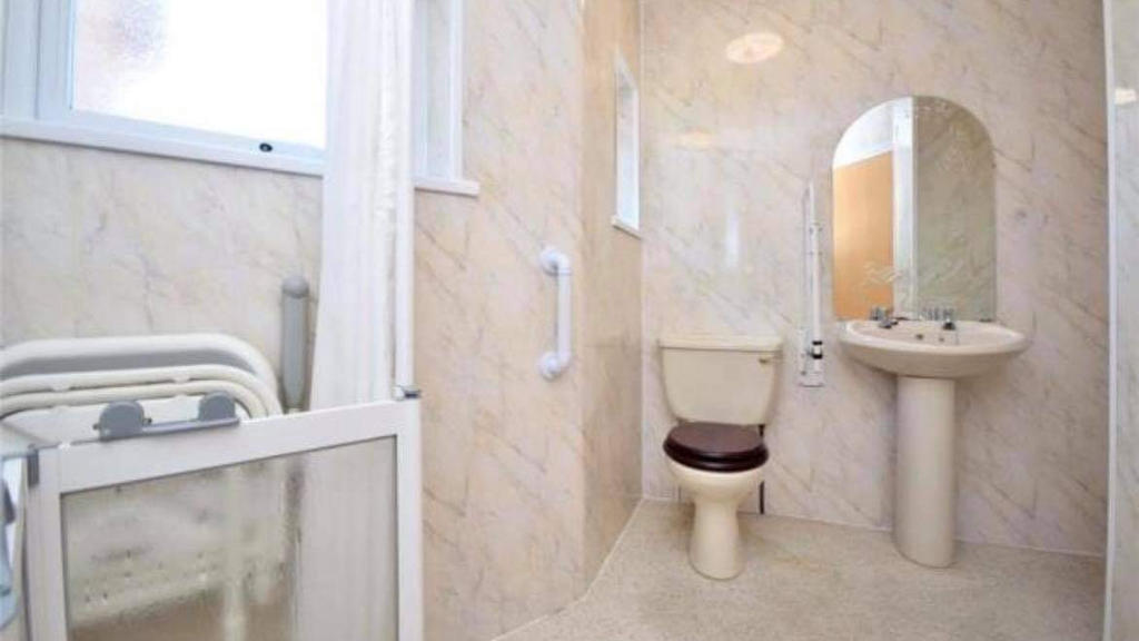 Renovierungsbedürftiges Badezimmer