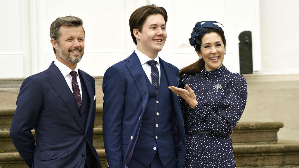 dpatopbilder - 15.05.2021, Dänemark, Fredensborg: Prinz Christian (M) steht mit seinen Eltern Kronprinz Frederik von Dänemark und Kronprinzessin Mary nach seiner Konfirmation für ein gemeinsames Foto zusammen. Die Zeremonie ist privat mit nur 25 Gäst
