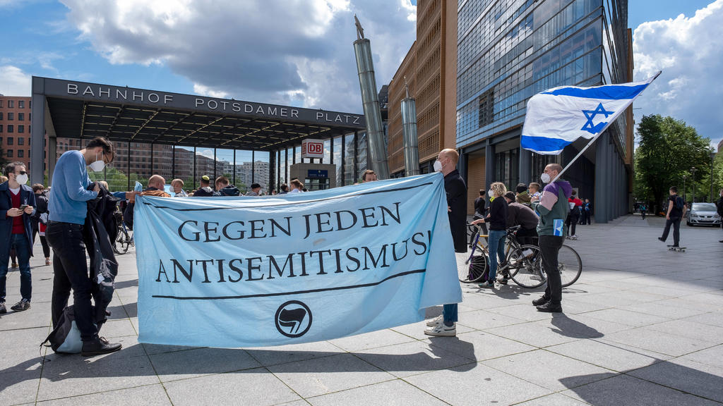  Mehrere hundert Menschen haben am Samstag 15.05.2021 in Berlin gegen Antisemitismus und fuer Solidaritaet mit Israel demonstriert. An der Kundgebung auf dem Potsdamer Platz nahmen unter anderem die Rechtsanwaeltin, Frauenrechtlerin und Moscheegruend