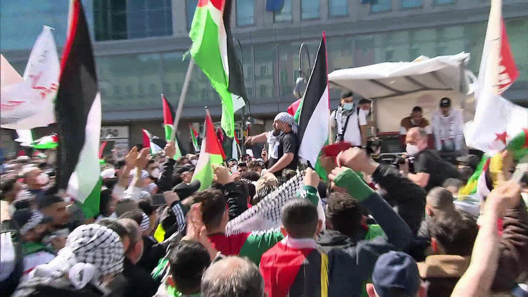Radikale Protestierer fordern bei Demonstrationen die die Auslöschung Israels
