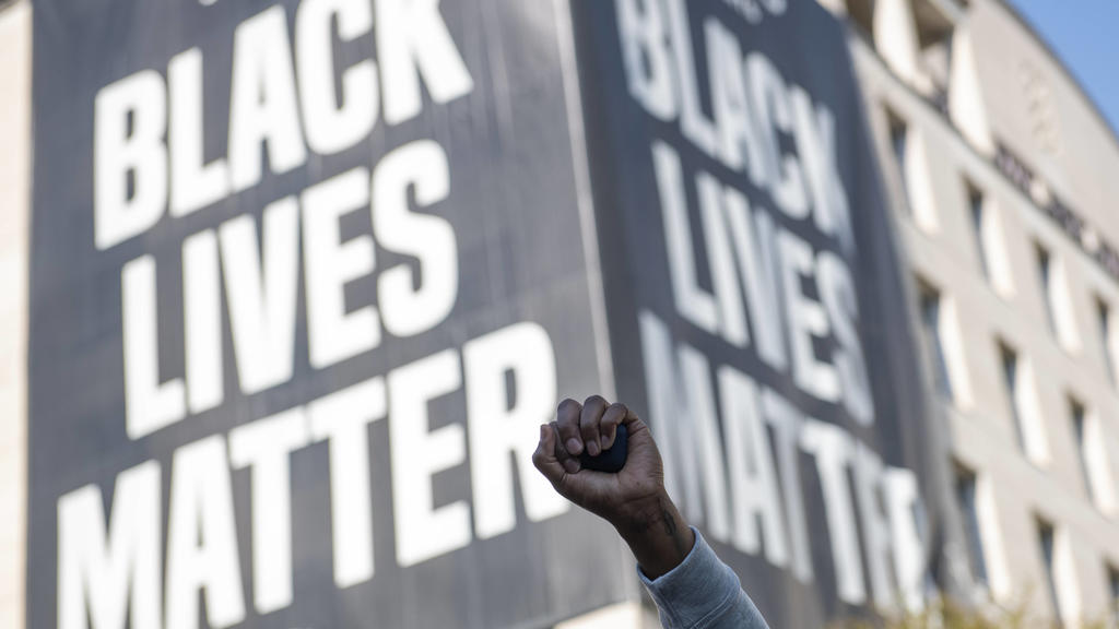 News Bilder des Tages April 20, 2021, Washington, District of Columbia, USA: A woman raises her fist as people react to the verdict in the trial of former Minnesota police officer Derek Chauvin at Black Lives Matter Plaza on 16th Street NW in Washing