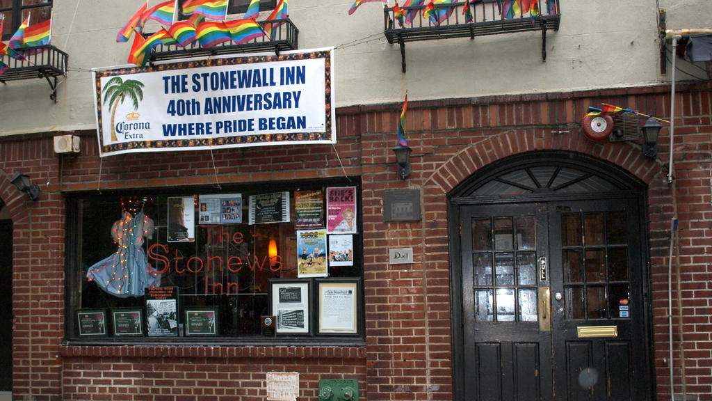 Das Stonewall Inn am Sonntag 21.06.2009 mit Dekoration zum 40. Jahrestag der Unruhen, die von der Schwulen- und Lesbenbewegung als Wendepunkt des Kampfes um Gleichberechtigung und Anerkennung gefeiert werden. Das Inn, das sich vor 40 Jahren hinter sc