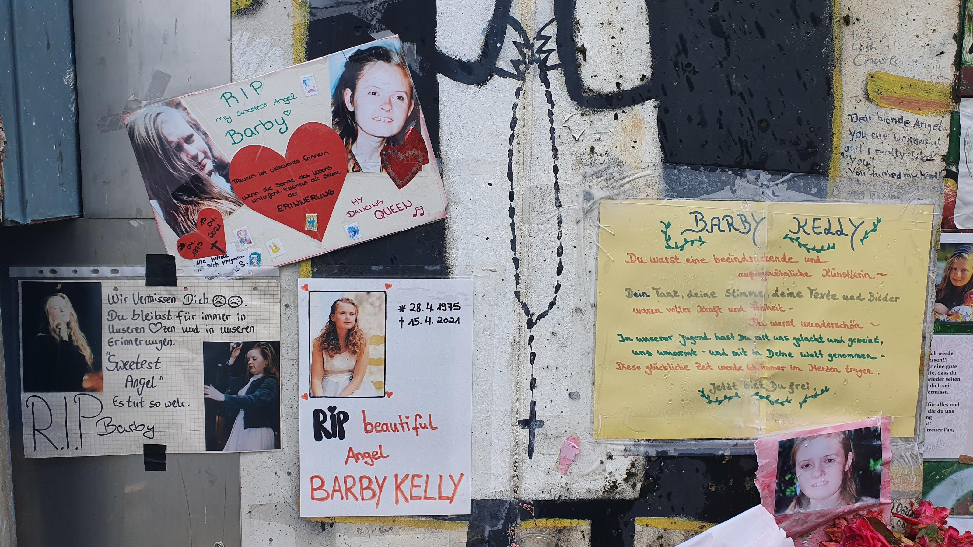 Mit Fotos, Briefen und Kerzen gedenken Fans der gestorbenen Barby Kelly