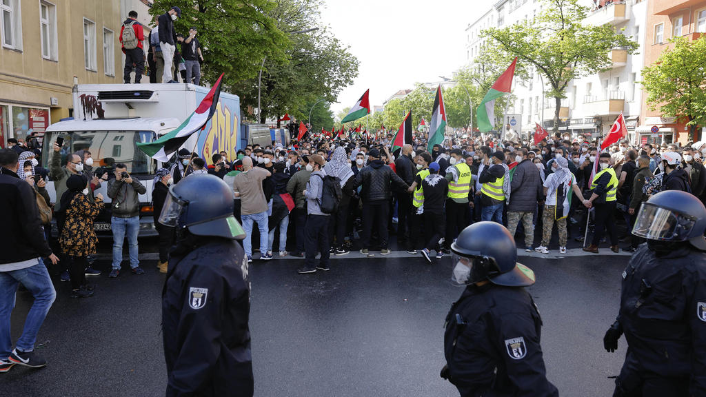 Laut Polizeiangaben demonstrierten Samstag 3500 Menschen in Neukölln bei einer pro-palästinensische Demonstration anlässlich der kriegerischen Auseinandersetzungen in Gaza. Als die Polizei wegen Verstößen gegen die Corona-Hygieneregeln die Demo auflö