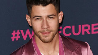 Nick Jonas hat sich am Set seiner neuen Show verletzt.