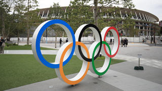 ARCHIV - 07.05.2021, Japan, Tokio: Die Olympischen Ringe sind vor dem Olympischen Stadion aufgebaut. Die Olympischen Spiele waren wegen der Corona-Krise um ein Jahr verlegt worden, der Start ist nun für den 23. Juli geplant. (zu dpa: «Umfrage: Mehrheit der Japaner für Olympia-Absage wegen Pandemie») Foto: Adam Davy/PA Wire/dpa +++ dpa-Bildfunk +++