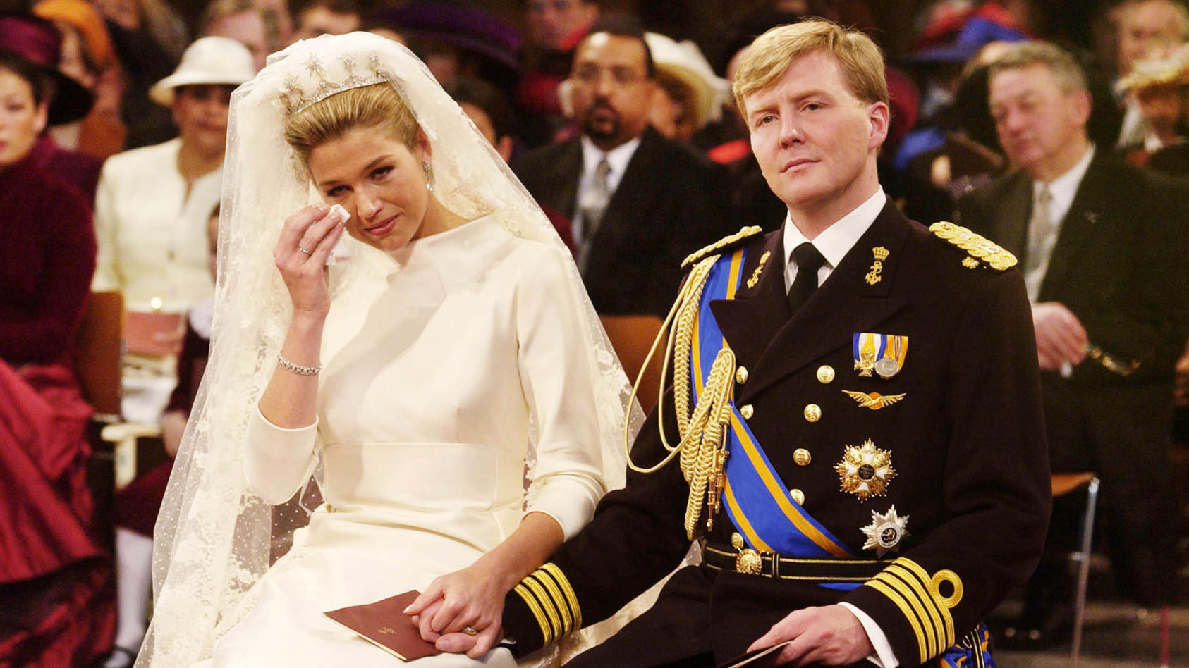Königin Máxima der Niederlande weint bei ihrer Hochzeit mit König Willem-Alexander am 2. Februar 2002.