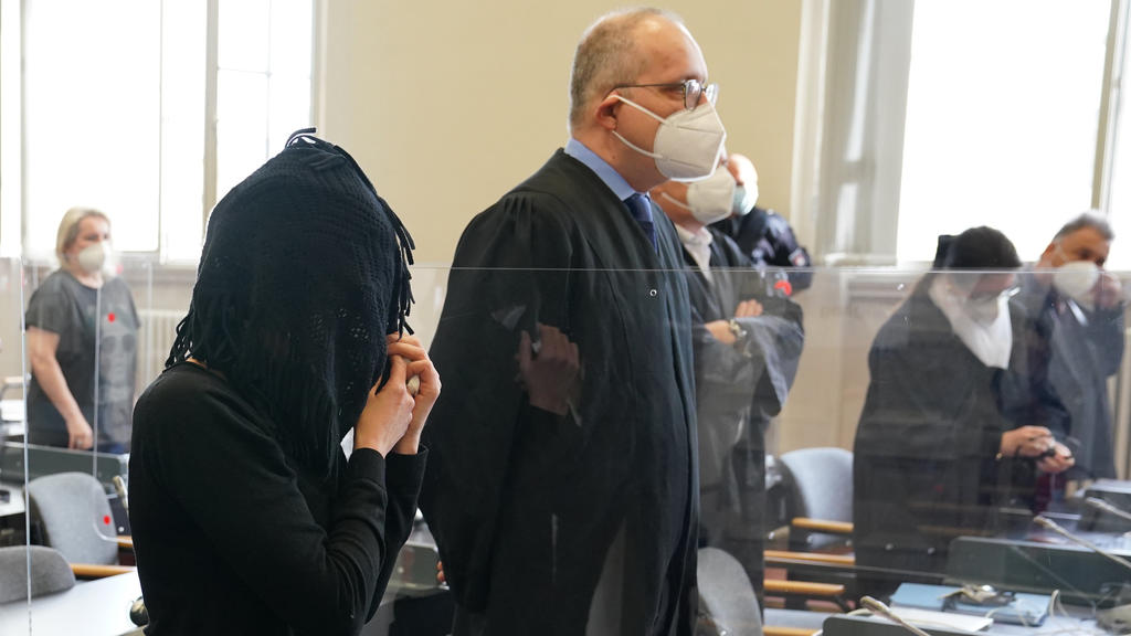 Die Angeklagte Stefanie H. verdeckt ihr Gesicht unter einem schwarzen Tuch.