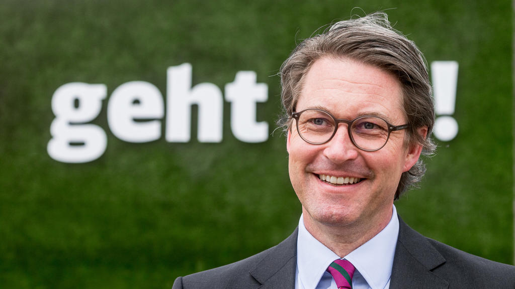 10.05.2021, Hamburg: Andreas Scheuer (CSU), Bundesverkehrsminister, steht vor einer Stellwand mit den Buchstaben "geht !". Mit einem symbolischen Spatenstich wurde der Baubeginn der neuen S-Bahnlinie S4 (Ost) begangen. Foto: Markus Scholz/dpa +++ dpa