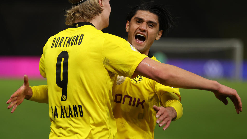 13.05.2021, Berlin: Fußball: DFB-Pokal, RB Leipzig - Borussia Dortmund, Finale im Olympiastadion. Dortmunds Torschütze Erling Haaland (l) feiert mit Mahmoud Dahoud das Tor zum 0:2. WICHTIGER HINWEIS: Gemäß den Vorgaben der DFL Deutsche Fußball Liga b